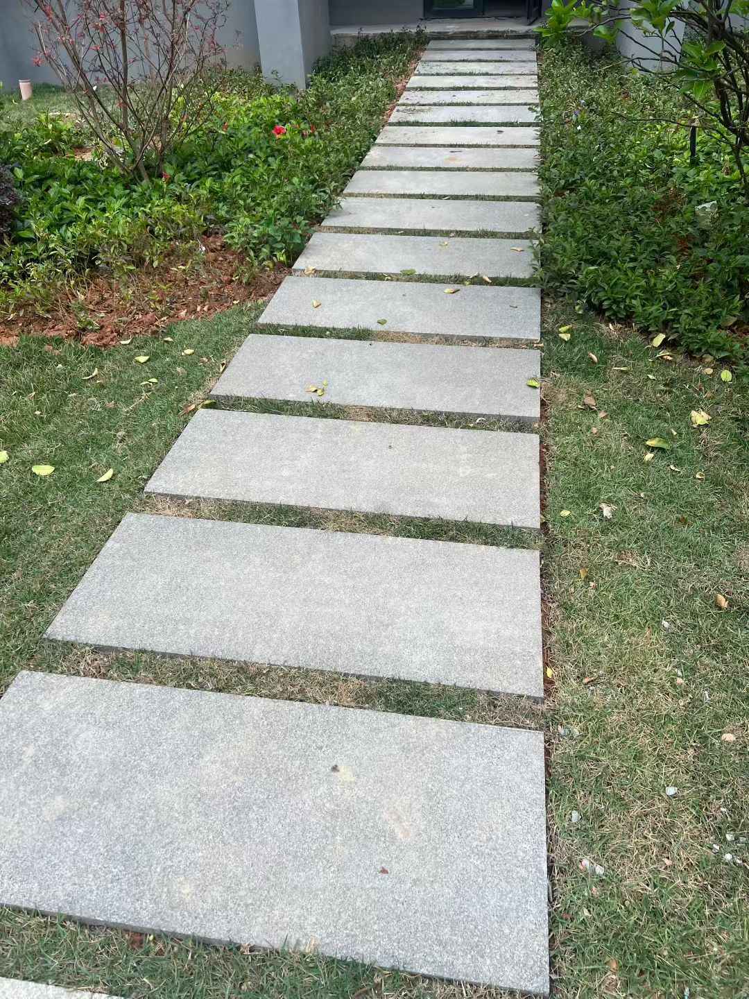 唐山 芝麻黑小区踏步、汀步石铺装效果
