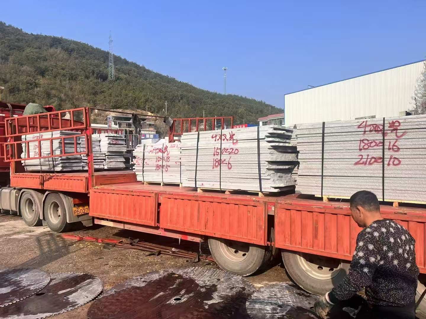 唐山 芝麻灰花岗岩光面毛板出货日常